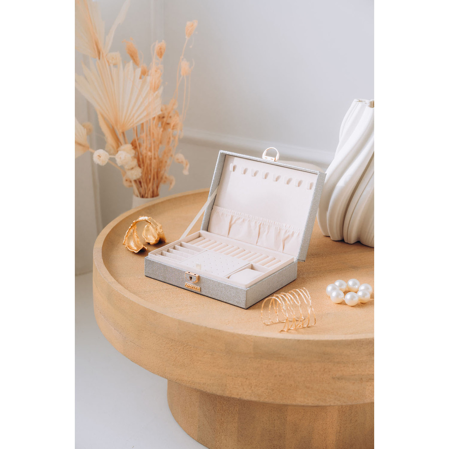 Srebrna szkatułka na biżuterię z dedykowanym miejscem na zegarek, zamykana kluczykiem i zatrzaskiem - Peterson