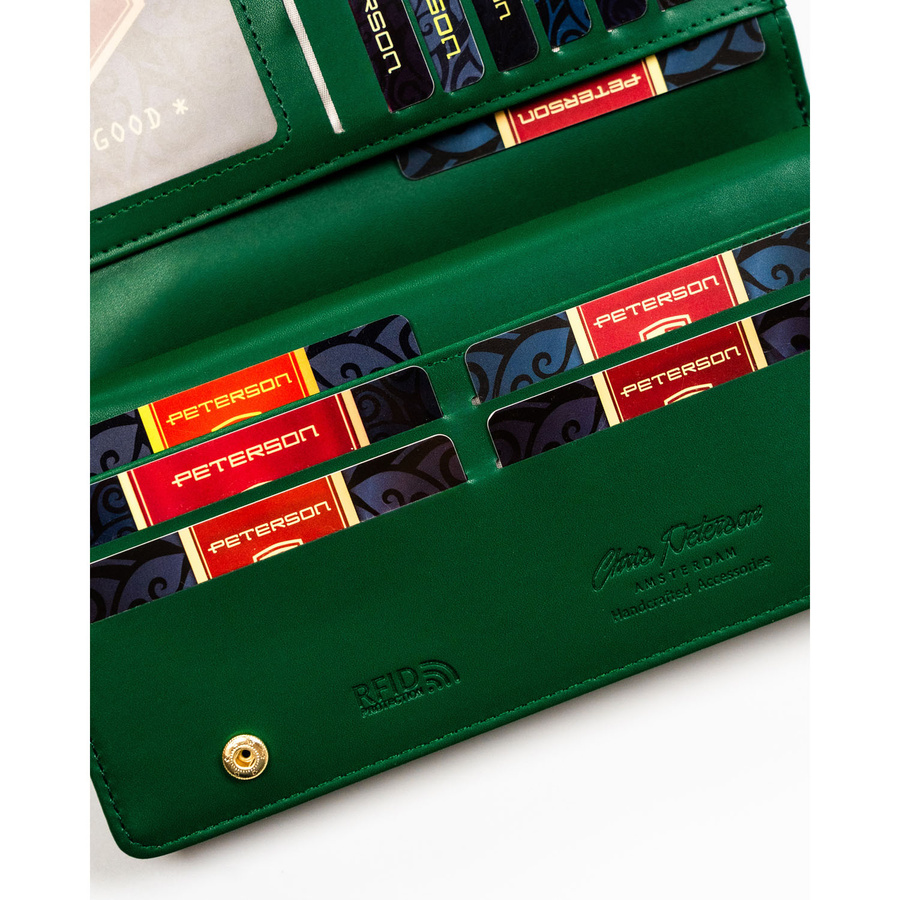 Zielony portfel damski ze skóry ekologicznej zamykany na zatrzask i suwak - Peterson