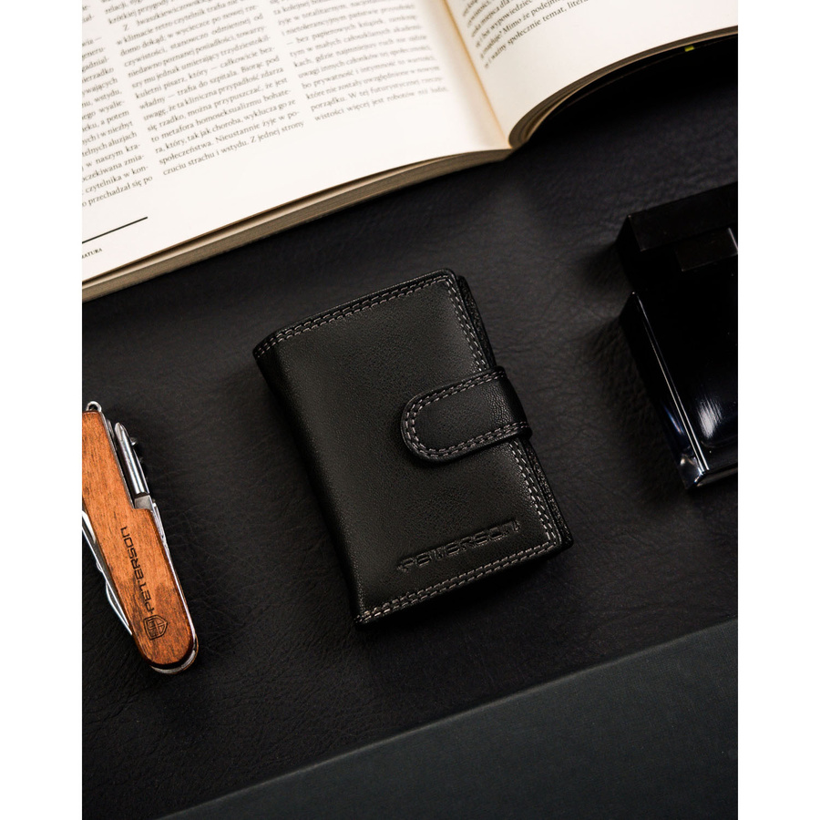 Mały portfel męski ze skóry naturalnej w czarnym kolorze zapinany zatrzaskiem - Peterson