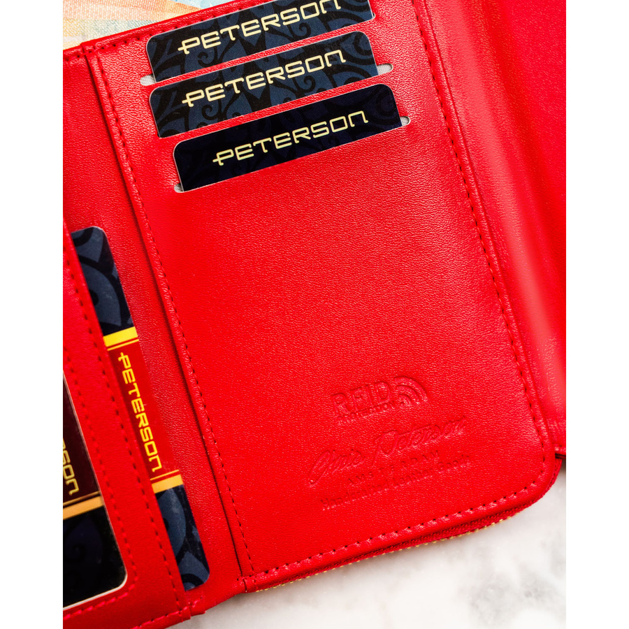 Portfel damski wykonany ze skóry ekologicznej w czerwonym kolorze z tłoczonym wzorem krokodylej skóry - Peterson