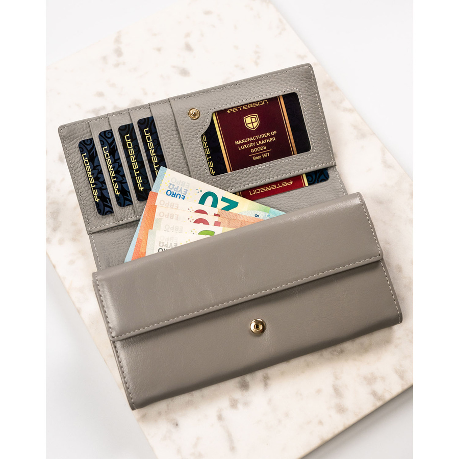 Portfel ze skóry naturalnej w kwiatowy wzór zamykany zatrzaskiem - Peterson