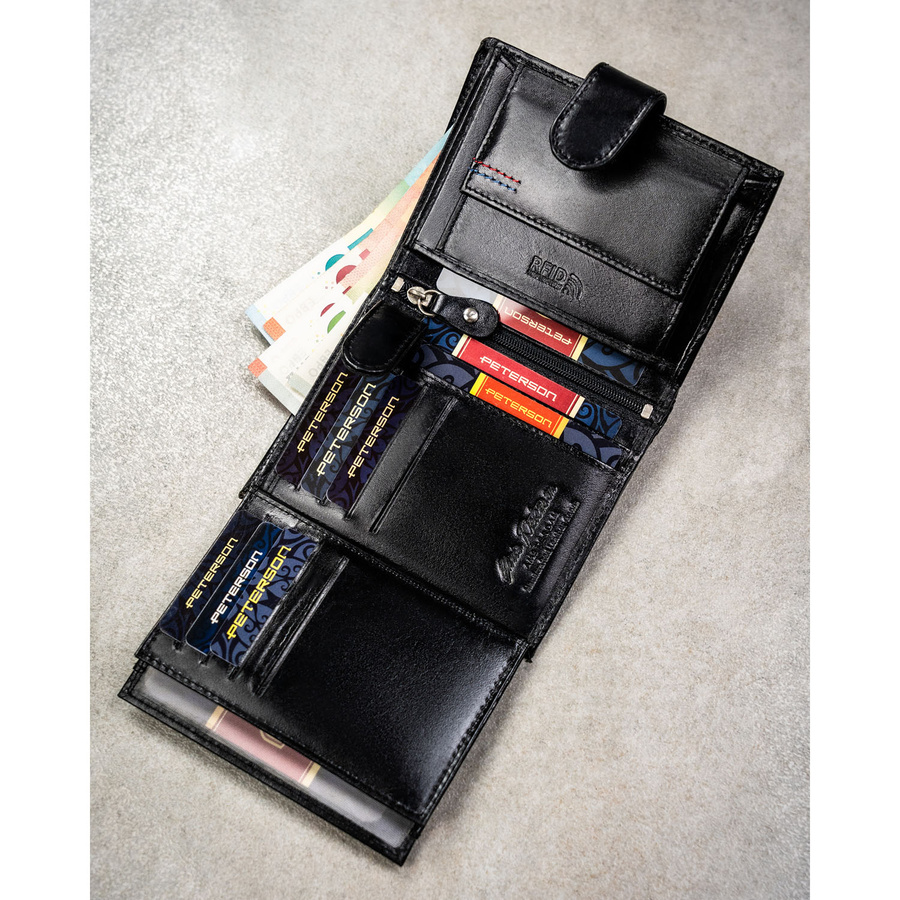 Portfel męski ze skóry naturalnej w czarnym kolorze z systemem RFID i w zestawie z brelokiem - Peterson