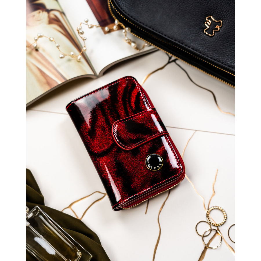 Lakierowany, czerwony portfel damski ze skóry naturalnej i ekologicznej w zwierzęcy wzór - Peterson