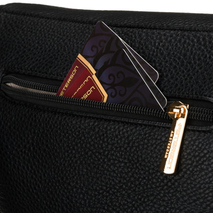 Czarna saszetka damska ze skóry ekologicznej zawieszona na regulowanym pasku - Peterson