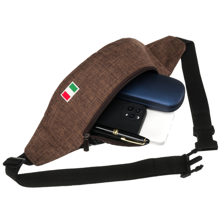 Miejska saszetka w brązowym kolorze zawieszona na regulowanym pasku