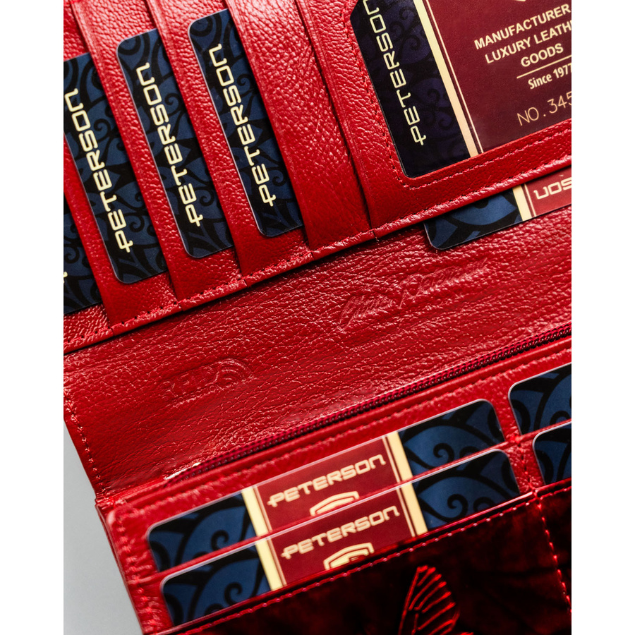 Duży portfel damski ze skóry naturalnej w czerwonym kolorze z ozdobnym tłoczeniem - Peterson