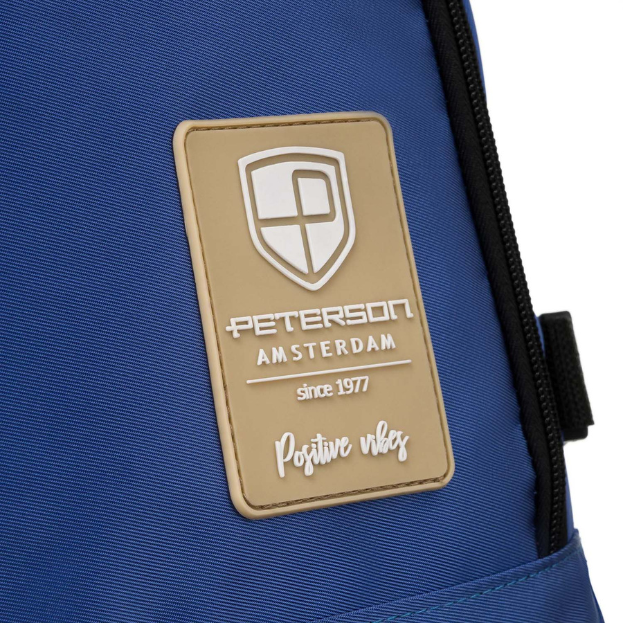 Podróżny plecak z wodoodpornego poliestru w niebieskim kolorze zawieszony na regulowanych szelkach - Peterson