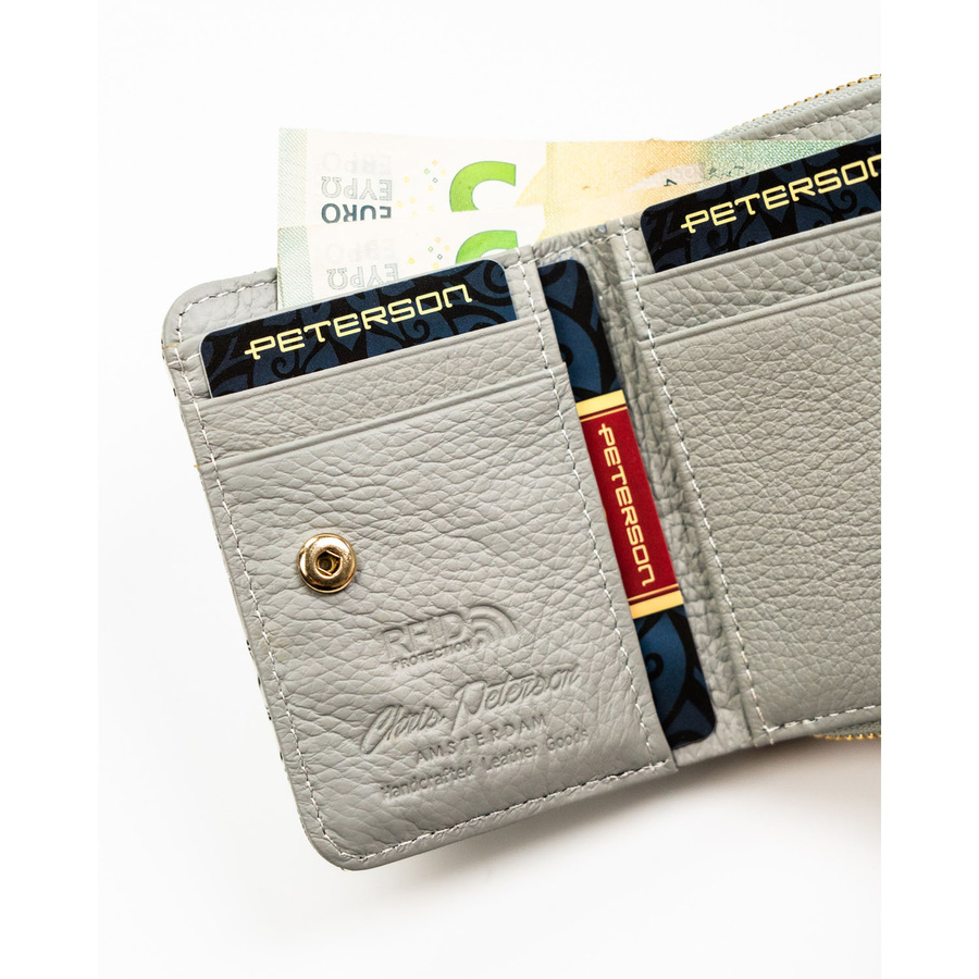 Poręczny portfelik damski ze skóry naturalnej w czarnym kolorze zamykany zatrzaskiem i suwakiem - Peterson