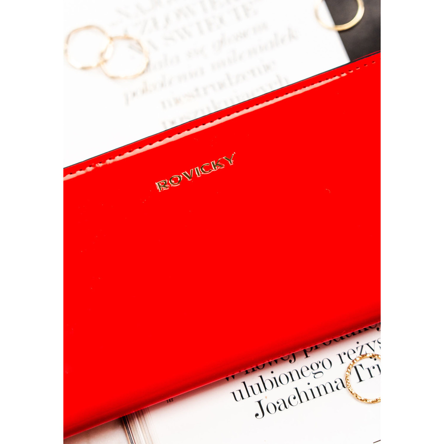 Czerwony, duży portfel damski ze skóry ekologicznej zamykany suwakiem i zatrzaskiem - Rovicky