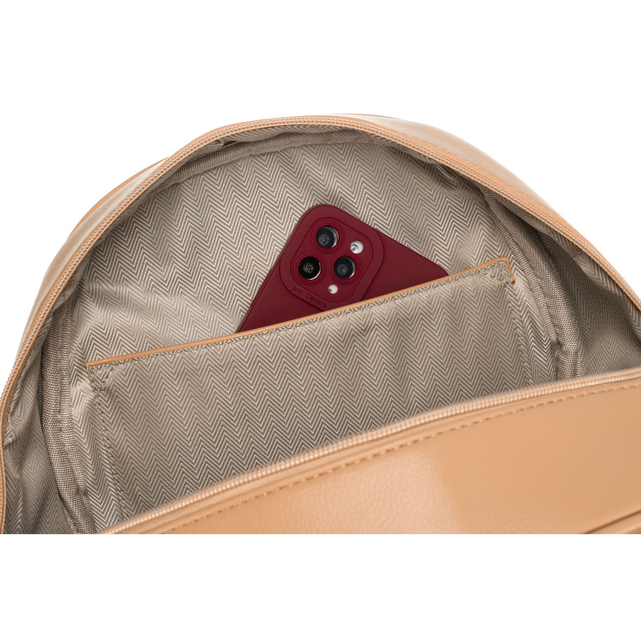 Mały pikowany beżowy plecak damski zdobiony srebrnymi nitami i modnym brelokiem eko skóra Peterson