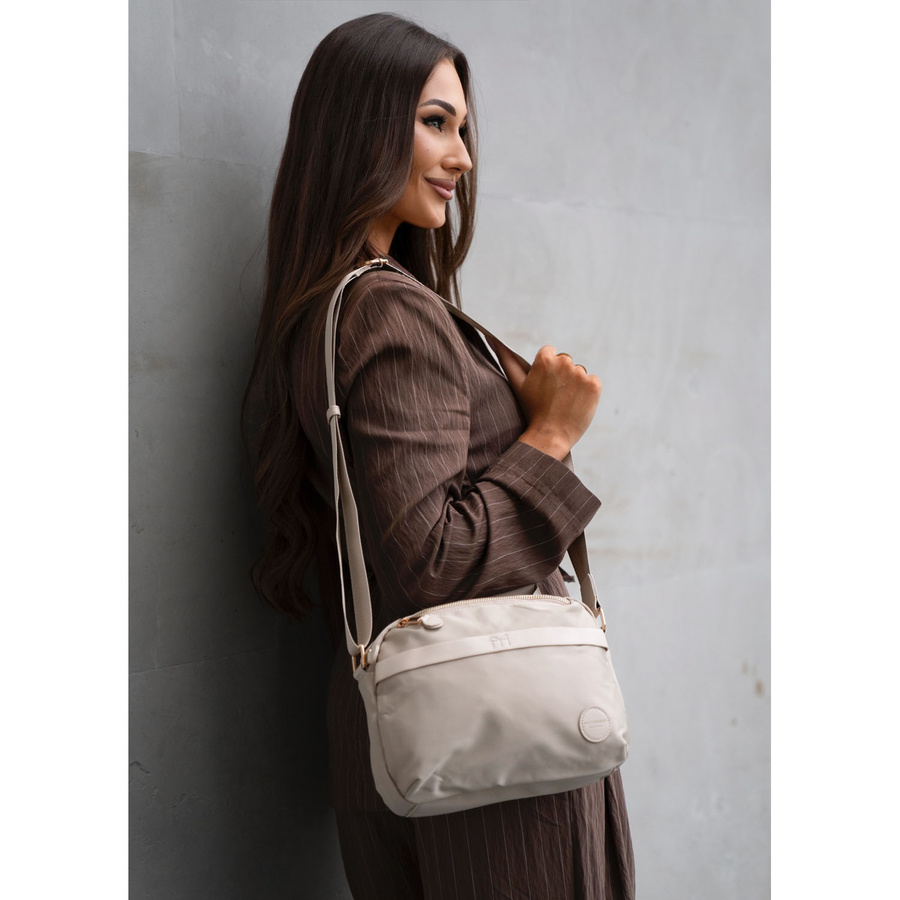 Listonoszka damska z nylonu w beżowym kolorze, jednokomorowa i zamykana suwakiem - Peterson