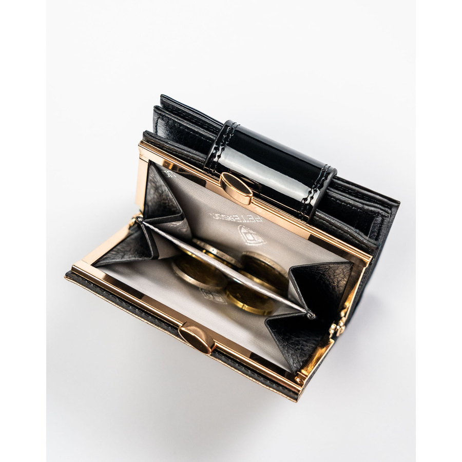 Mały portfel damski wykonany ze skóry naturalnej w czarno-złotym kolorze wyposażony w system RFID - Peterson