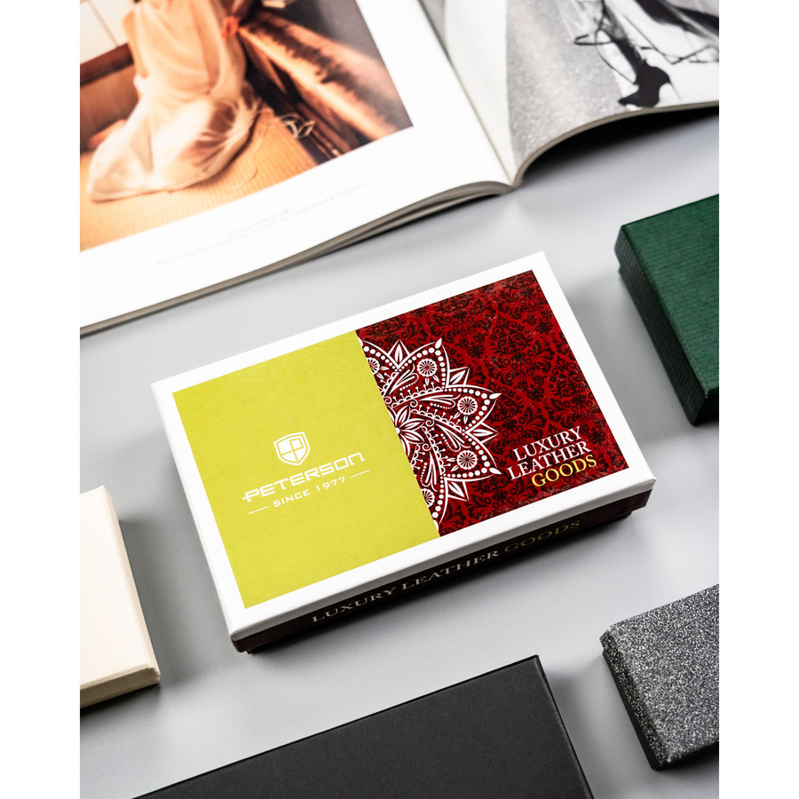 Skórzany, lakierowany portfel damski w czerwonym kolorze, wyposażony w kieszeń zewnętrzną - Peterson