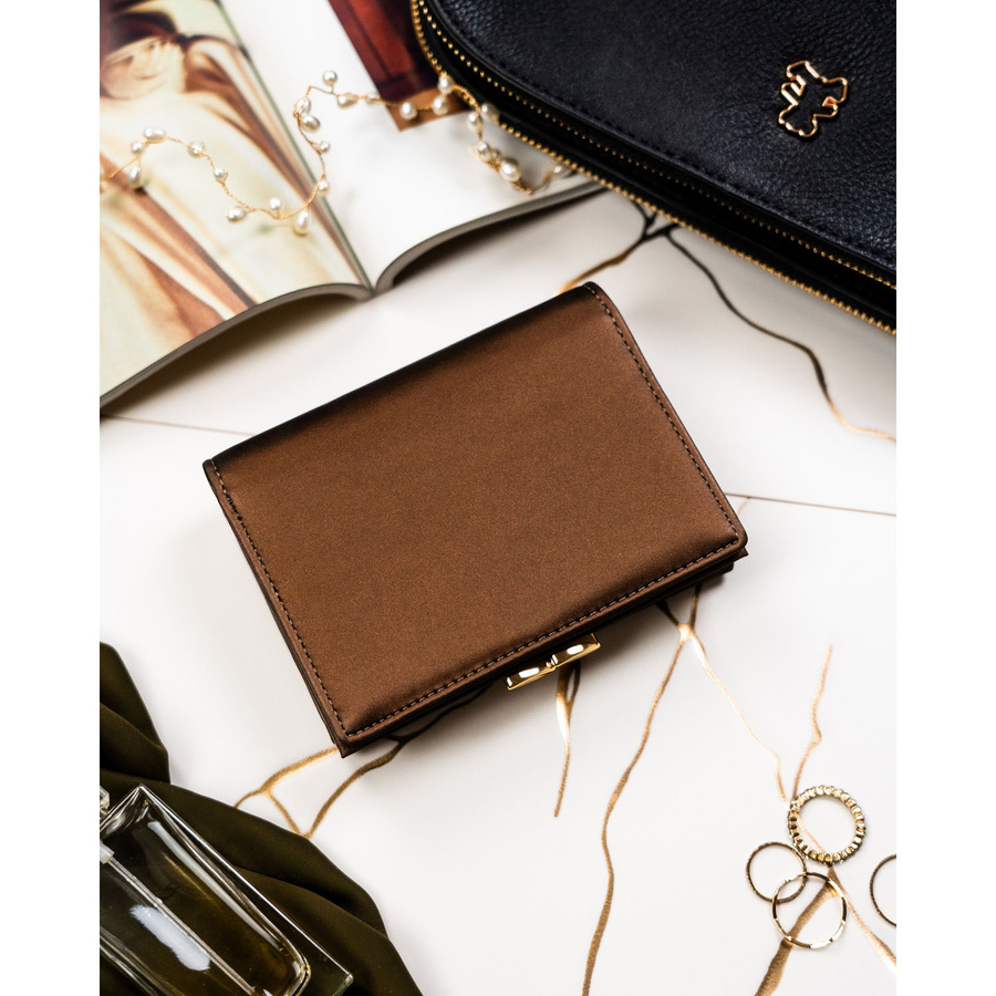 Średniej wielkości portfel damski wykonany ze skóry naturalnej i ekologicznej w brązowym kolorze, zamykany na bigiel i zatrzask - Peterson