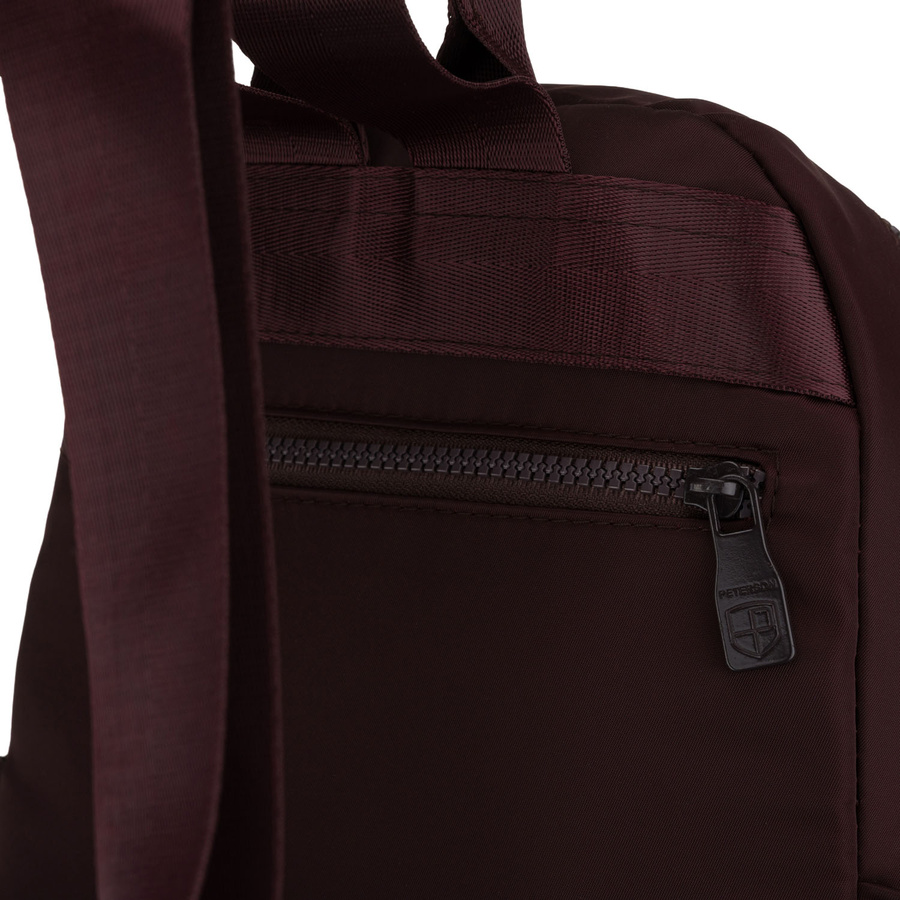 Bordowy plecak damski wykonany z poliestru, zawieszony na regulowanych szelkach - Peterson
