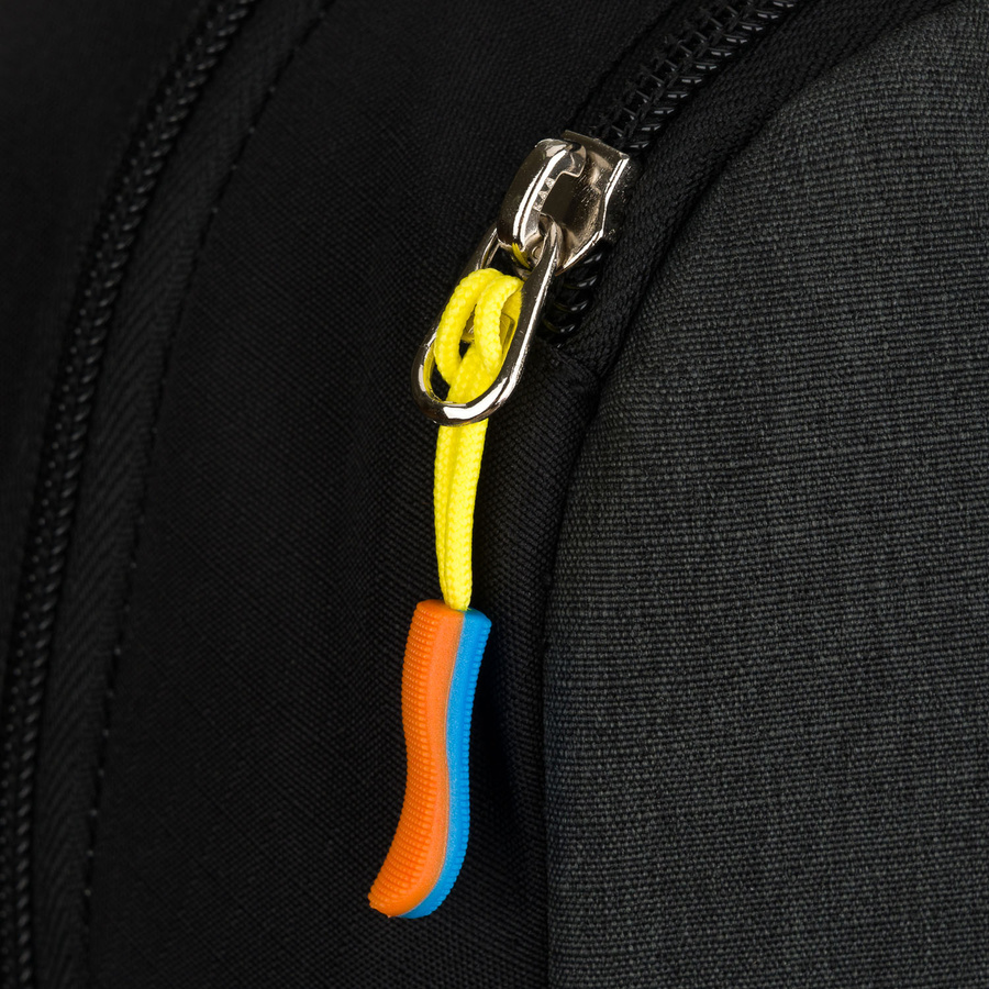 Czarny, turystyczny plecak zawieszony na regulowanych szelkach - Peterson