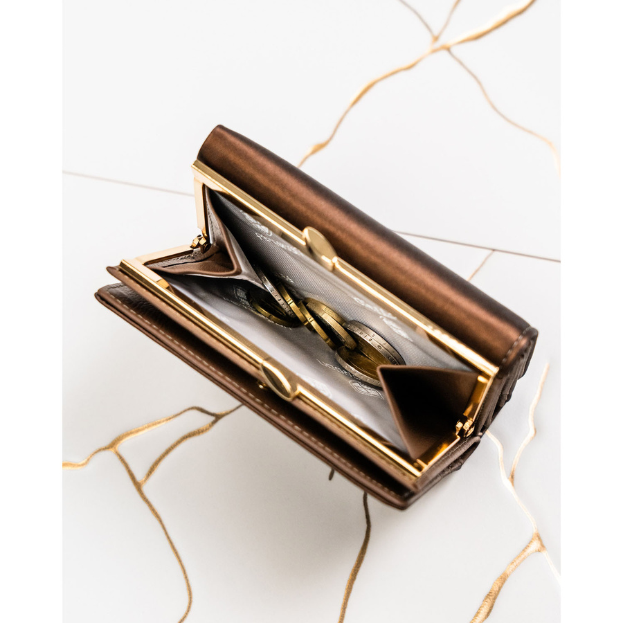 Średniej wielkości portfel damski wykonany ze skóry naturalnej i ekologicznej w brązowym kolorze, zamykany na bigiel i zatrzask - Peterson