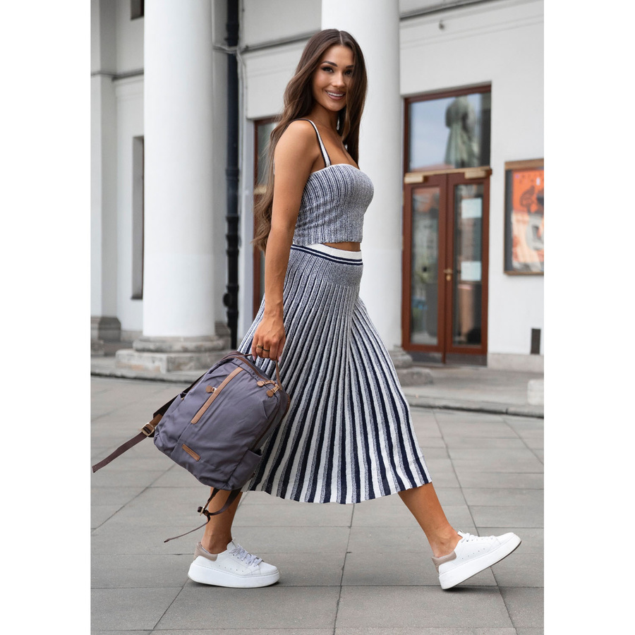 Plecak damski w szarym kolorze, zawieszony na regulowanych szelkach i zamykany suwakiem - Peterson