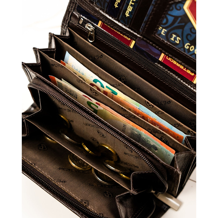 Skórzany portfel damski w brązowym kolorze zamykany na zatrzask - Peterson