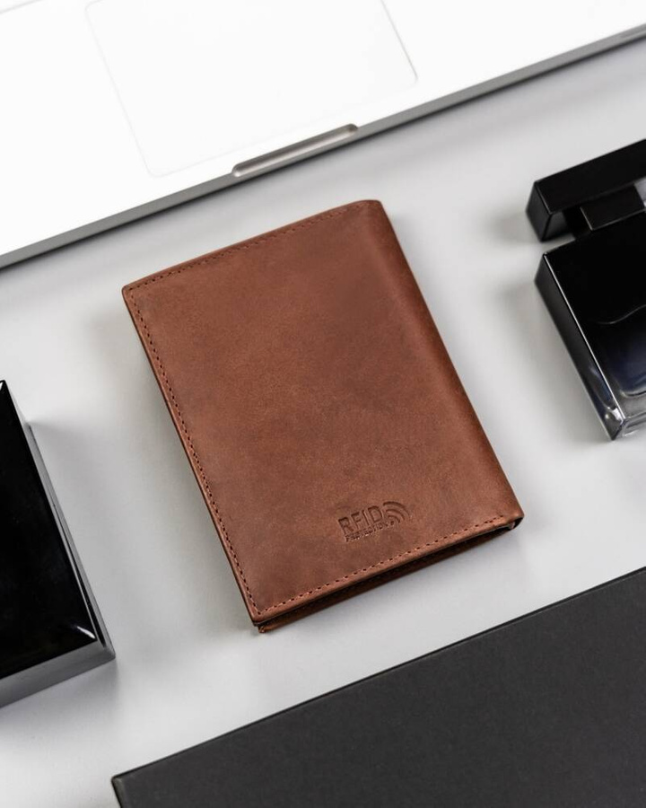 Duży, skórzany portfel męski w orientacji pionowej - Peterson