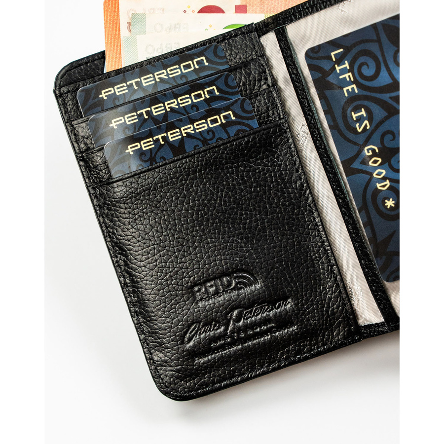 Portfel w orientacji pionowej wykonany ze skóry naturalnej i ekologicznej w czarnym kolorze - Peterson