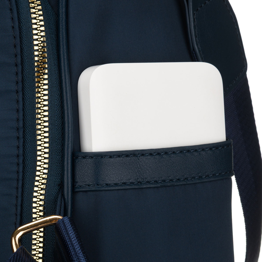 Plecak damski z nylonu i skóry ekologicznej w granatowym kolorze, zamykany suwakiem - Peterson