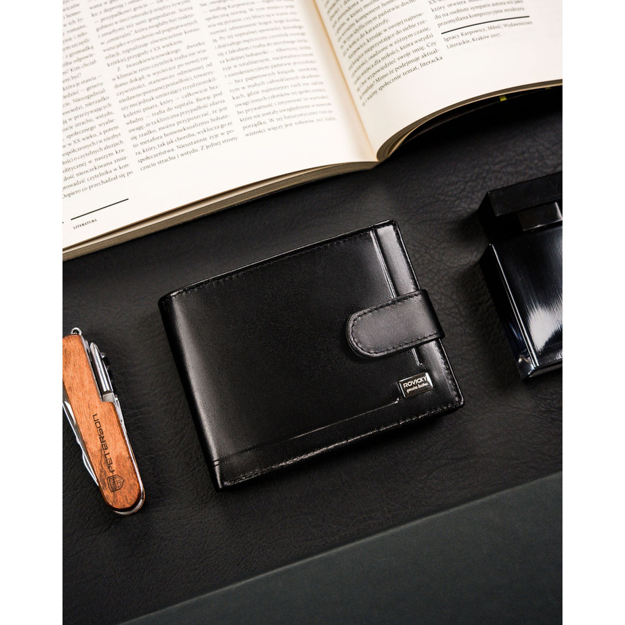 Portfel męski ze skóry naturalnej w czarnym kolorze zamykany zatrzaskiem - Rovicky
