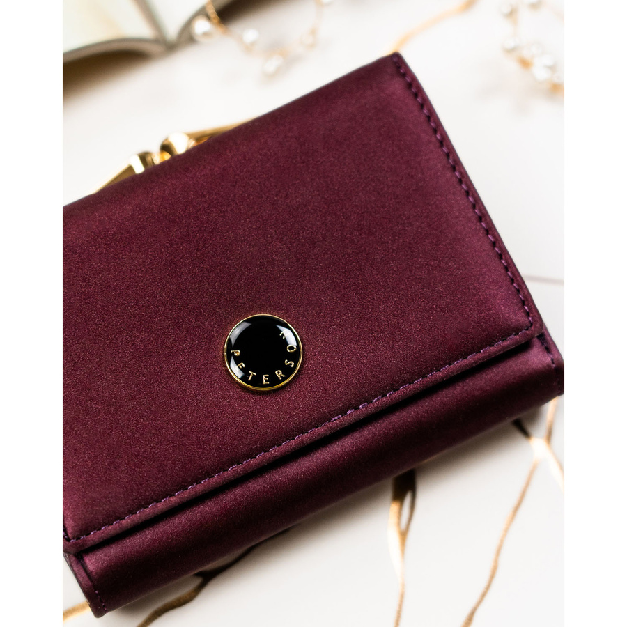 Średniej wielkości portfel damski wykonany ze skóry naturalnej i ekologicznej w fioletowym kolorze - Peterson