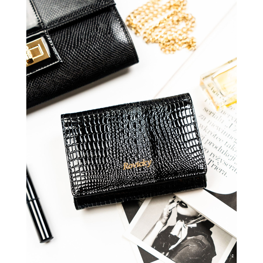 Średni, czarny portfel damski ze skóry naturalnej zamykany zatrzaskiem - Rovicky