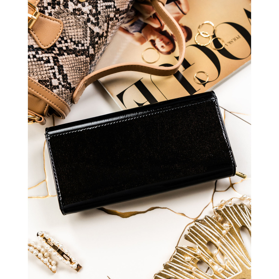 Skórzany, duży portfel damski w czarnym kolorze zamykany na zatrzask - Rovicky