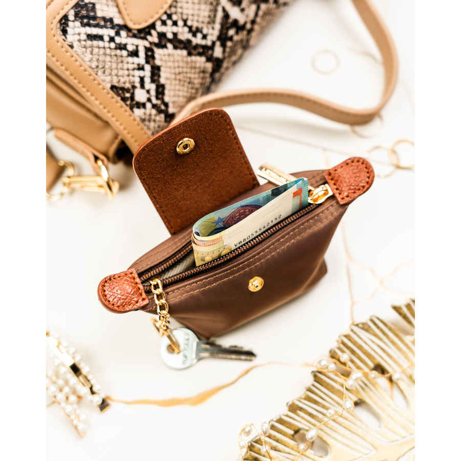 Etui na klucze z poliestru i skóry ekologicznej w brązowym kolorze, zamykane na zatrzask i suwak - Peterson