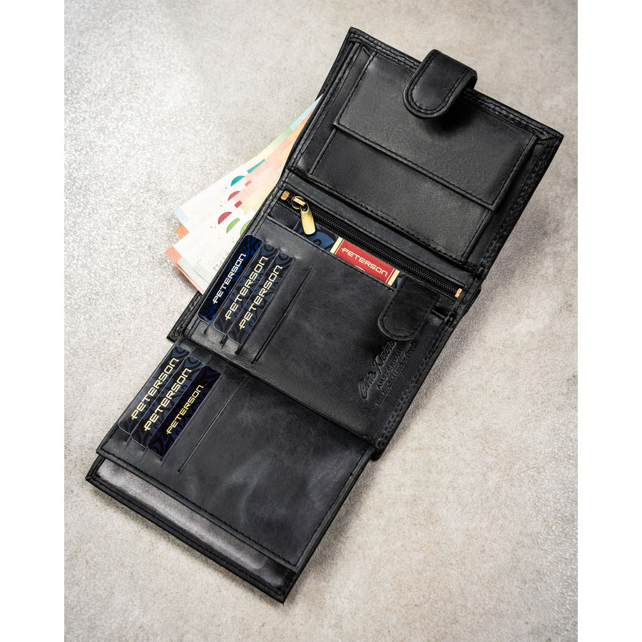 Pionowy portfel męski ze skóry naturalnej w czarnym kolorze zamykany na zatrzask - Peterson