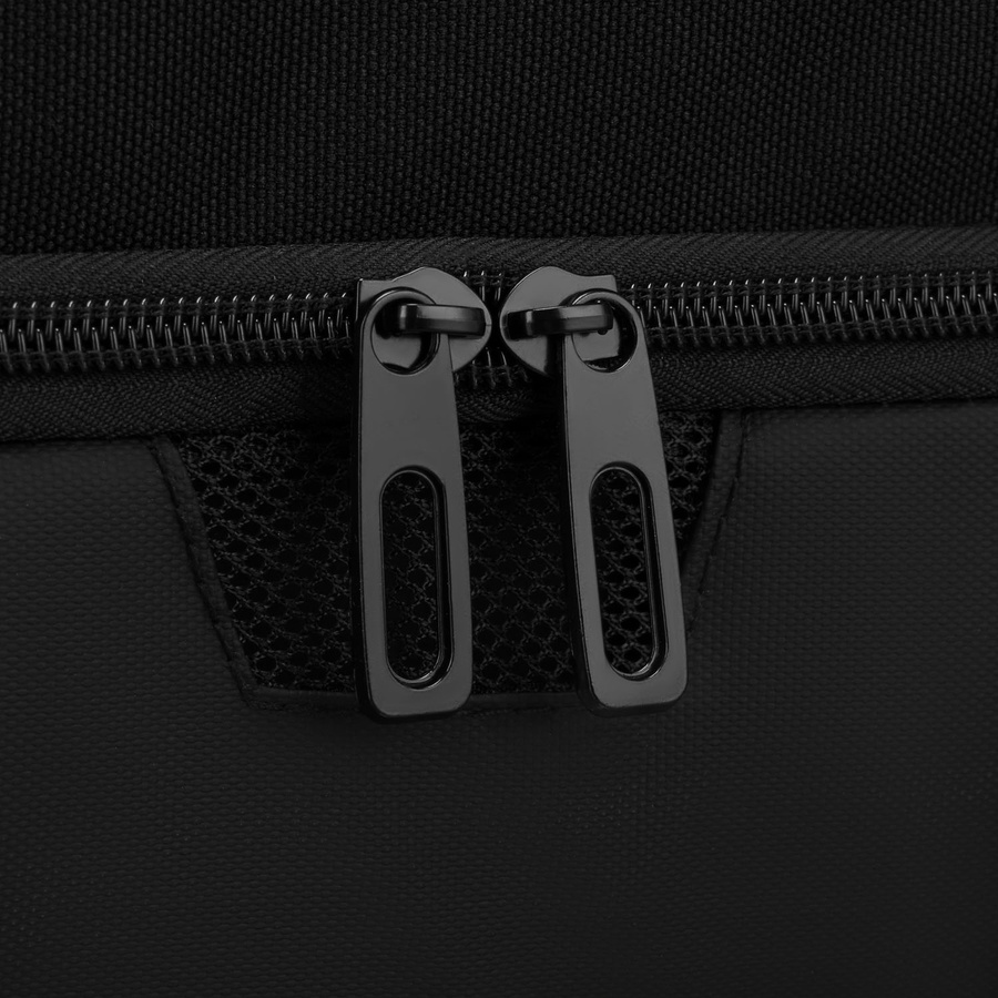 Czarna, pojemna torba podróżna wykonana z wytrzymałego poliestru - Peterson