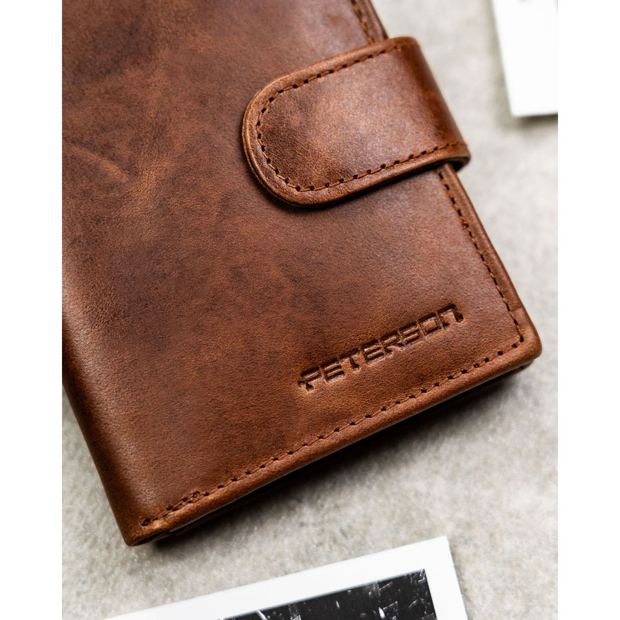Jasnobrązowy portfel męski ze skóry naturalnej wyposażony w system RFID, zamykany zatrzaskiem - Peterson