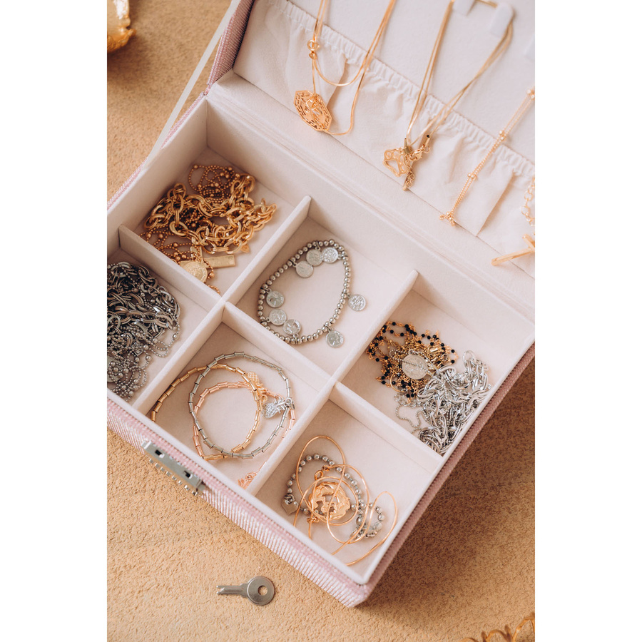 Różowa szkatułka na biżuterię zamykana na kluczyk i zatrzask - Peterson