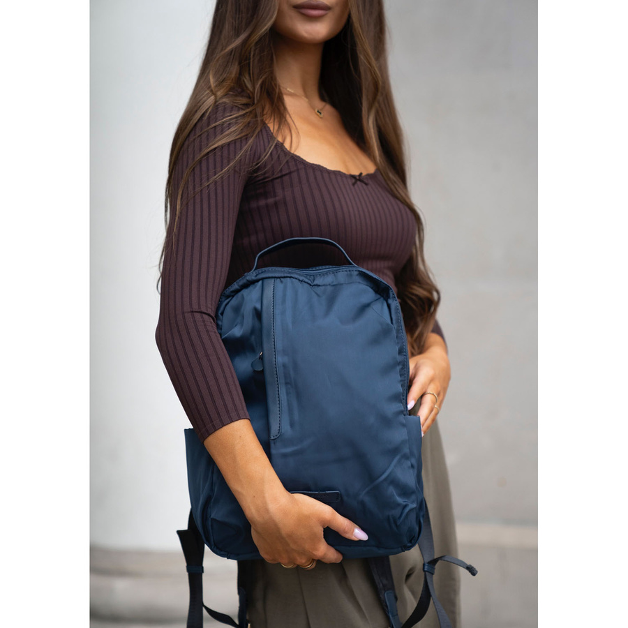 Nylonowy plecak damski w granatowym kolorze z uchwytem do mocowania na walizce - Peterson