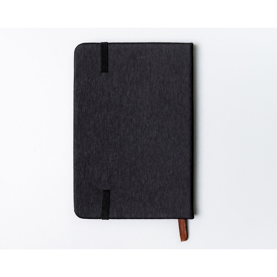 Czarny notes w formacie A6 zadrukowany w kropki, wyposażony w gumkę zamykającą - Peterson