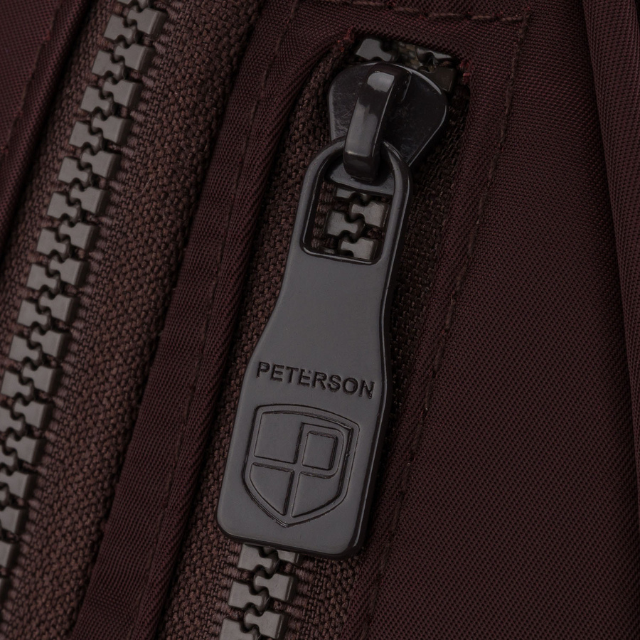 Mały, bordowy plecak damski wykonany z poliestru, wyposażony w dodatkowy pasek - Peterson