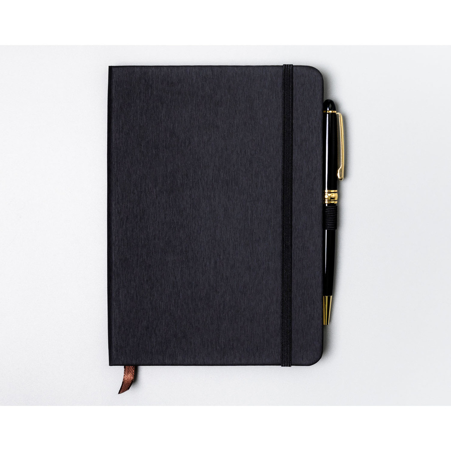 Czarny notes w formacie B6 zadrukowany w kropki, wyposażony w gumkę zamykającą - Peterson