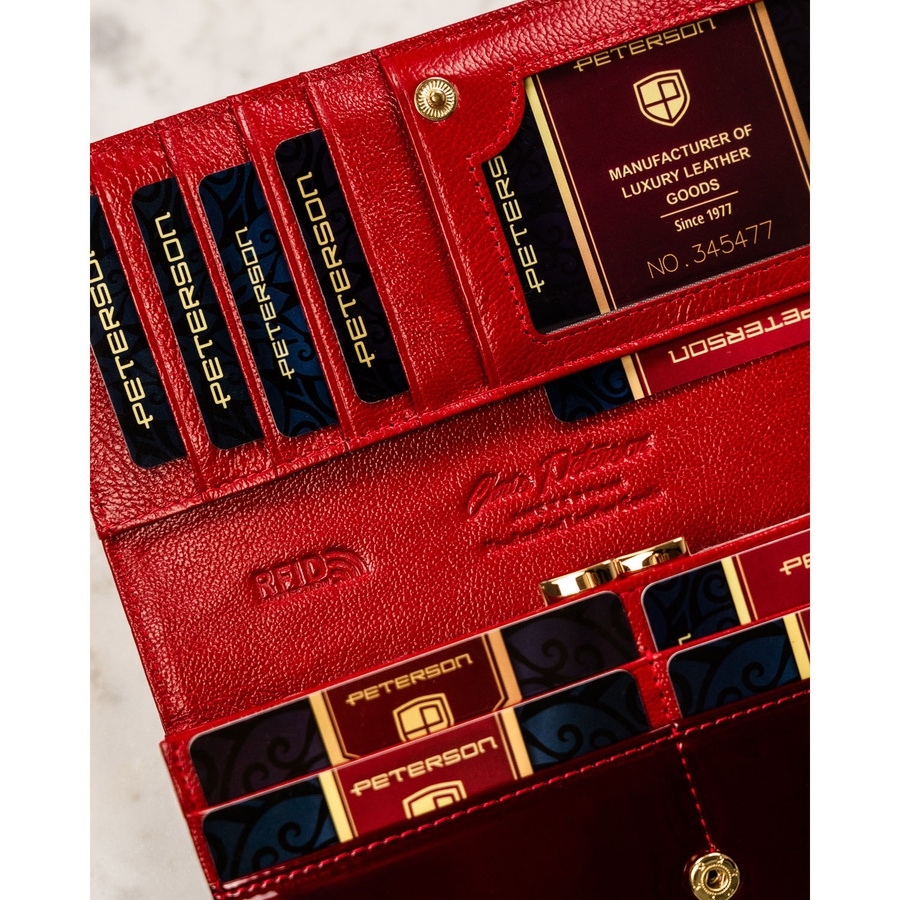 Portfel damski ze skóry naturalnej w czerwonym kolorze zamykany na zatrzask - Peterson