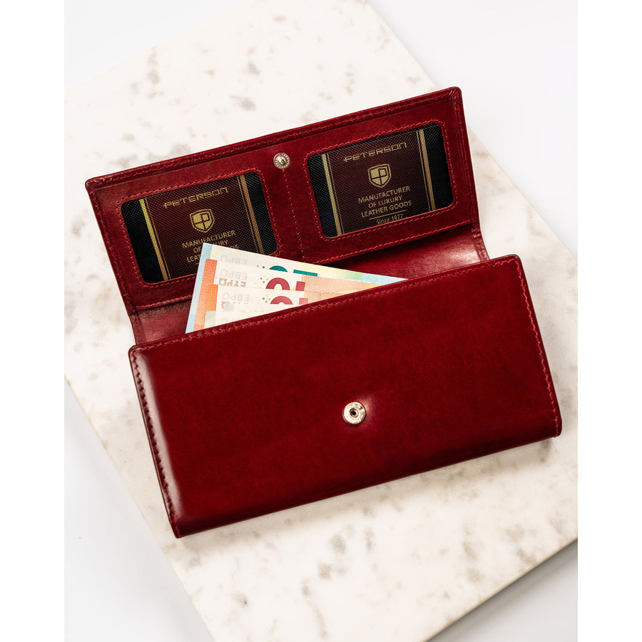 Duży, skórzany portfel damski w czerwonym kolorze zamykany klapką na zatrzask - Peterson
