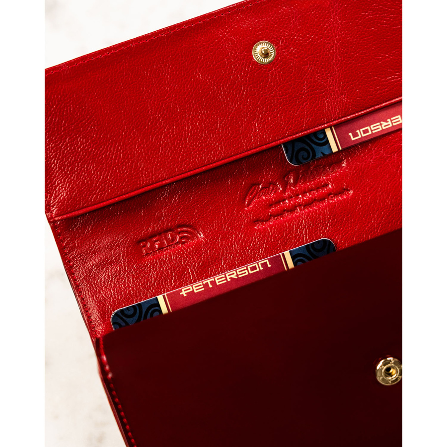 Skórzany portfel damski w czerwonym kolorze zamykany na bigiel i klapką na zatrzask - Peterson