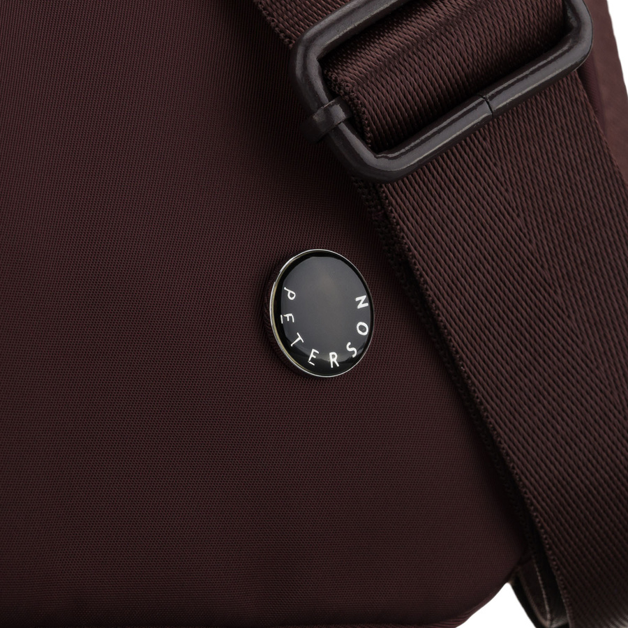 Bordowa listonoszka damska z poliestru zawieszona na szerokim pasku, dwukomorowa - Peterson