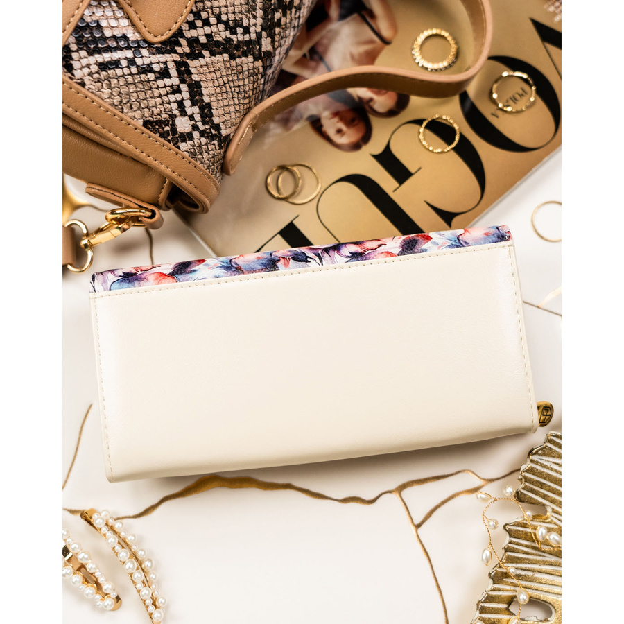 Duży portfel damski w kwiaty wykonany ze skóry naturalnej i ekologicznej, zamykany zatrzaskiem - Peterson