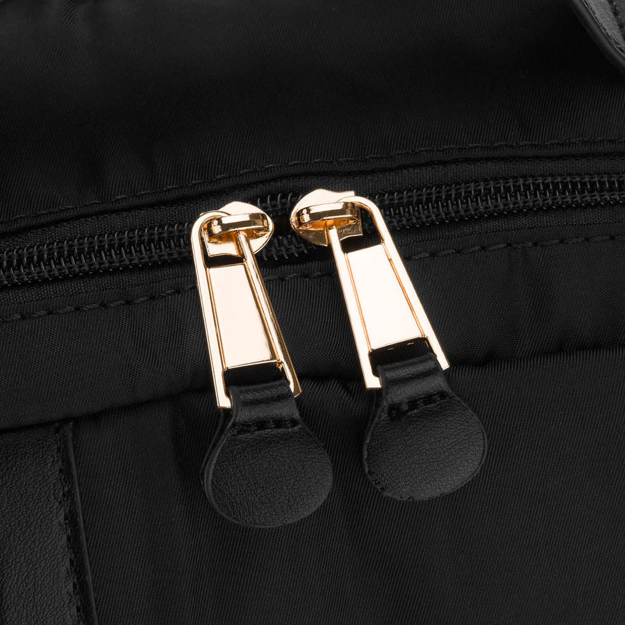 Czarny, nylonowy plecak damski z uchwytem do mocowania na walizce - Peterson