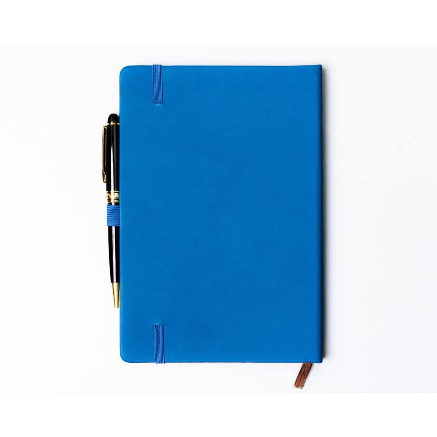 Niebieski notes w twardej oprawie formacie A5 zadrukowany w linie, wyposażony w gumkę zamykającą - Peterson