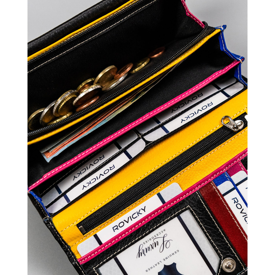 Skórzany, duży portfel damski w czarnym kolorze zamykany na zatrzask - Rovicky