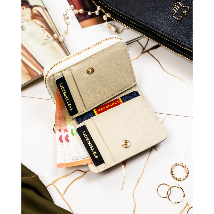 Portfel damski w kwiaty wykonany ze skóry naturalnej i ekologicznej, zamykany na zatrzask i suwak - Peterson