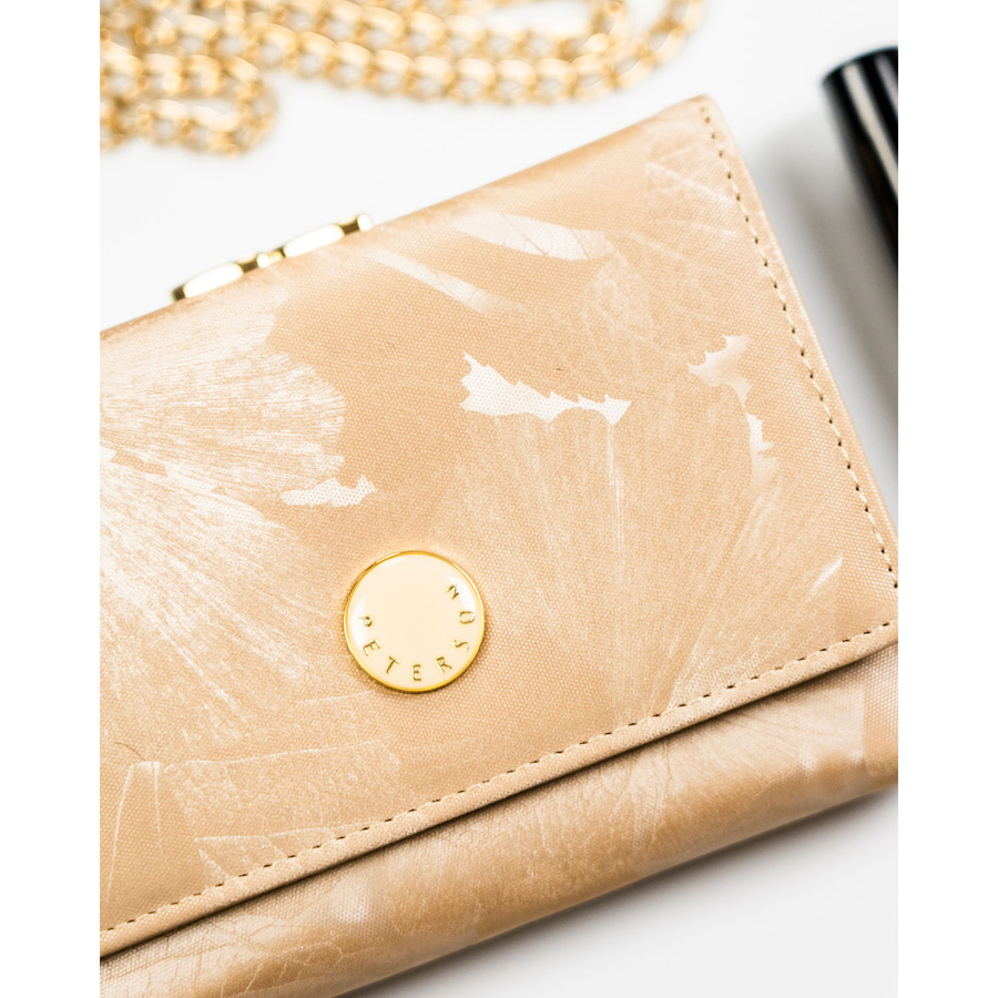 Beżowy portfel damski ze skóry naturalnej i ekologicznej pokryty roślinnym wzorem - Peterson