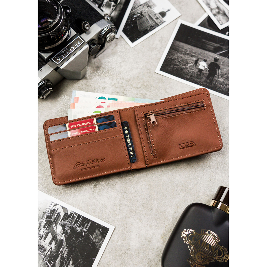 Brązowy portfel męski bez zapięcia z subtelnym, perforowanym zdobieniem - Peterson
